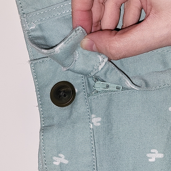 Never worn SO Chino shortie shorts in olive green with white cactus, sz 1 - Picture 3 of 7